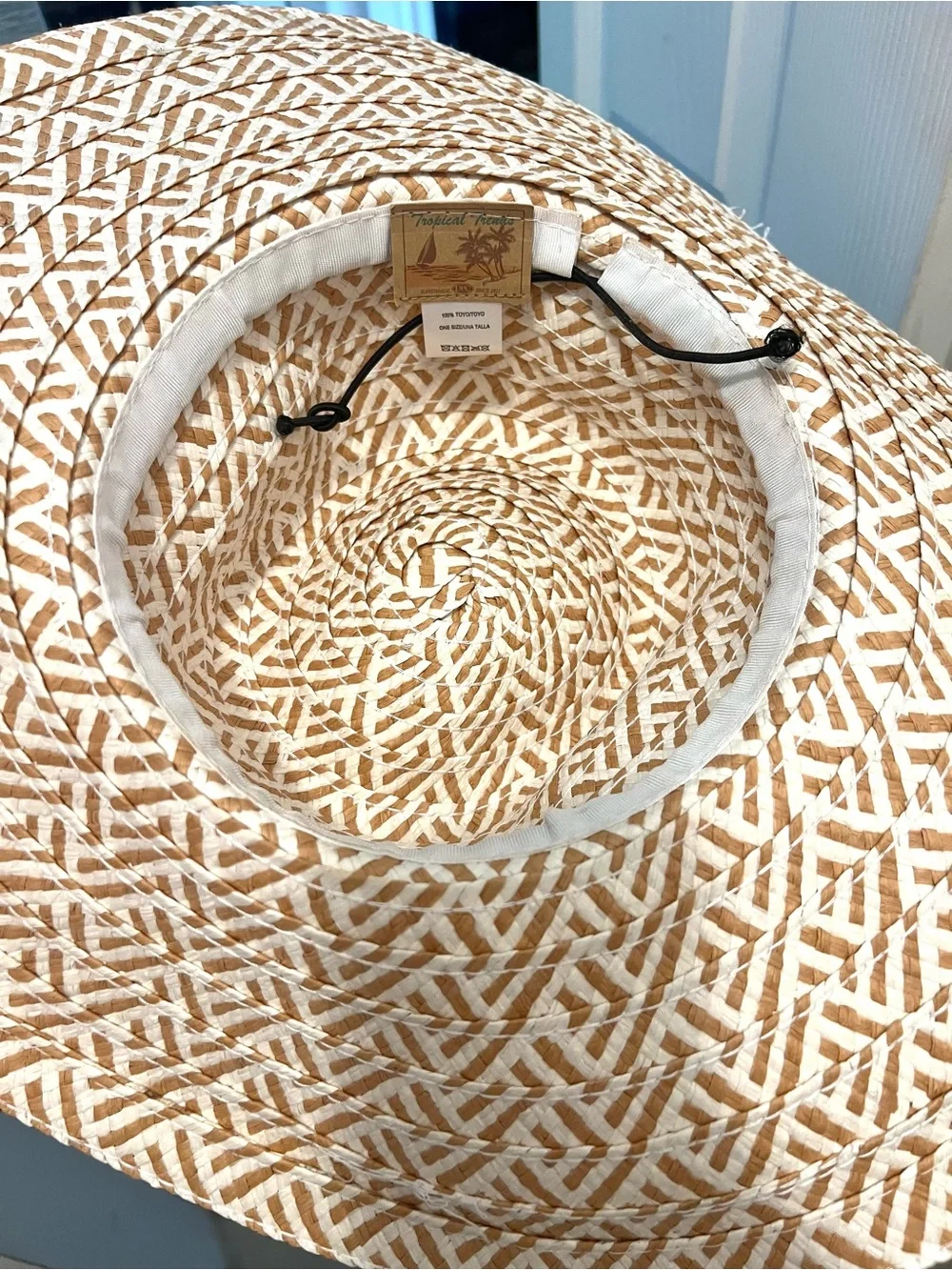 Woven Straw Sun Hat in Natural White Pattern - Picture 4 of 4